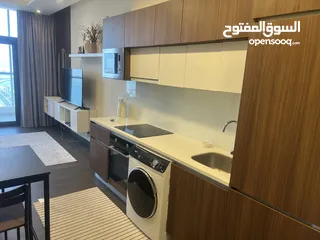  9 ستديو للايجار مطل على البحر يوجد بلكونه شامل ewa في مبنى جديد