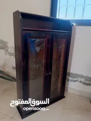  1 خزانه خشب ارفف زجاج مع كراسي عظم