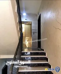 2 شقه ارضيه مميزه 150م مع ترس بالقرب من كافيه هاشم