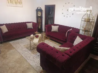  1 طقم كنب فاخر تفصيل خاص للبيع بحالة ممتازة جداً وبسعر مغري كامل التفاصيل موجودة