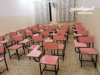  17 كراسي محاضرات خشب ومنجد و دروج مدرسية واثاث مدرسي. ماركا الجنوبية طريق الحزام قرب مطار ماركا