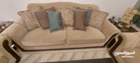  3 كنب غرفة الجلوس للبيع بحالة جيدة جدا عدد واحد ثلاثي  عدد اثنين ثنائي طاولة في الوسط مع جانبية