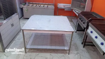  1 طاولة مربع وتعتبر من طاولات الخداميه سهولة تحرك