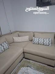  6 كنب زاوية أنيق مكوّن من 4 قطع بلون بيج راقٍ، تصميم مريح وعصري، خشب ثقيل وجودة عالية، بحالة ممتازة