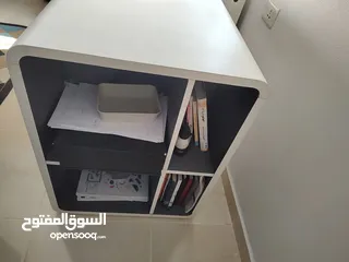  4 طاولة  مكتب  مع 4  وحدات  تخزين  جانبية