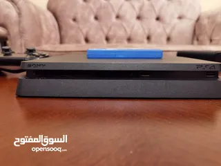  1 بلاستيشن 4 slim+يد اصلية+لعبتين