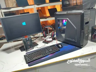  1 معالج  Intel Core i7 7700k.