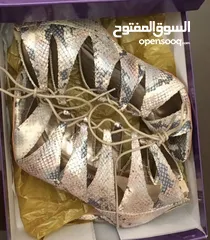  5 صندل مشبك جديد غير ملبوس نهائياً من ماركة ستيف مادين ، لقطة