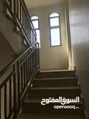  2 مستودع طابقين + شقتين للسكن+ برج اتصالات على السطح مؤجر مخيم الزرقاء قرب مدارس وكالة الغوث