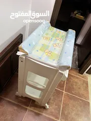  4 بانيو استحمام مع طاولة غيار للبيبي