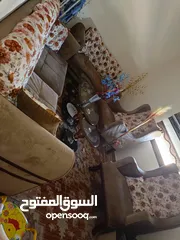  1 طقم كنب تركي 7 مقاعد+طاولة بوفيه جانبية وطقم طاولات سيكوريت 3 قطع شبه جديد للبيع لعدم توفر المساحة