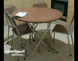  1 Table avec 4 chaises