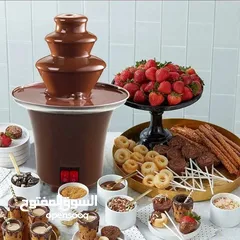  1 نافورة الشوكولاتة عيشوا تجربة لذيذة مع أطيب شوكولاتة تتدفق قدامكم، وغمّسوا اللي تحبونه واستمتعوا