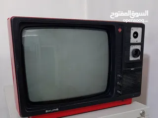  1 تلفزيون قديم ابيض واسود،  للبيع،  بحاجة للصيانة.