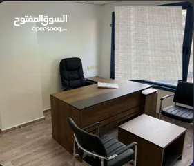  1 مكتب مستعمل للبيع في حالة ممتازة.