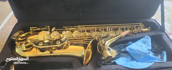  4 ساكسوفون طقريبا جديد بحالة ممتازه مع ستاند و ستراب  Alto Saxophone like new in excellent condition