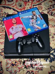  1 PS4 slim نظيف معاه زوز دسكات فيفا ومعاه فيفا 2 مخرنة في البلايستيشن معاه ايده الاصلية وخيوطه وسماعته