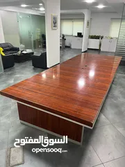  1 طاولة اجتماعات كبيرة