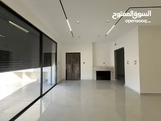  10 فرصة مميزة  أرضي مع حديقة وكراج – مساحات داخلية وخارجية واسعة.