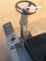  2 ماكينات تنظيف سجاد وجلي بلاط امريكيه للبيع
