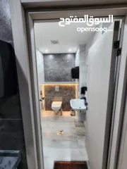  11 مكتب تجاري فخم للبيع أو الإيجار