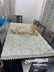  5 طاولة علىيها زجاج 8 كراسي زان خشبها سكان ماركا الشماليه طلعت كبيرة بدي ابيعها الطاولة