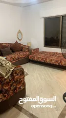  2 طقم كنب خشب زان مرتب للبيع بداعي السفر  بتكون من كرسيين وكنب عدد2مقعدين ب مقعدين واريكا