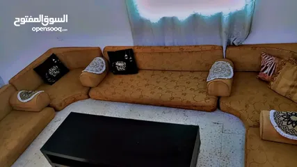  1 جلسه ارضيه تتكون من ثلاث فرشات زاويتين مع مساندهم والمراكي بحاله جيده جدا  للبيع بسعر 40دينار