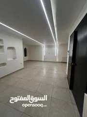  5 شقة فارغة - ام السماق - 3نوم 1ماستر - ارضية - ترسات خارجية - موقع مميز