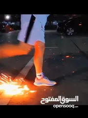  6 احجار قادحات النار و الشرار  عند قيادة دراجه ناريه او سكوتر او بسكليت  عند احتكاك  القدم بالشارع على