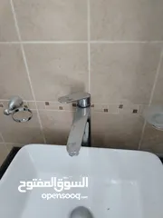  3 3 اطقم مع شور بوكس شبه جديد حمامات للبيع المستعجل