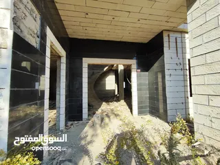  7 قطعه أرض عليها فيلا عظم للبيع في سطح مرحبا