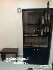  1 اثاث مكتبي مستعمل بحال الوكالة وذات جودة عالية وبفترة استعمال خفيفة جدا