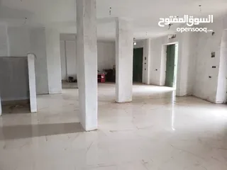  2 4 فتحات للايجار طرحه واحده موقع مميز أمام مدرسه أهلية يصلح سوبر ماركت او عياده او معمل  كوافير مخازن