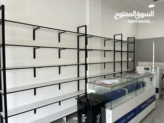  8 ديكور كامل ارفف و ألواح تعليق وبترينات بحالة ممتازة