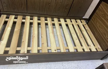  1 تخت خشبي فردي بحالة ممتازة