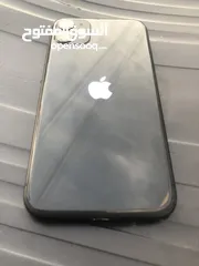  1 IPhone 11 مكسورة شاشة مش مأثر ع اشي