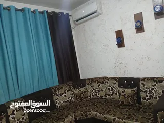  1 طقم كورنر للبيع بحالة ممتازة استعمال خفيف البيبع للتجديد مع طاولة وسط واجهة زجاج وعدد 2 طاولة سيرفس