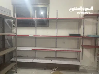  1 يوجد رفوف مستعملة لمحل تجاري للبيع