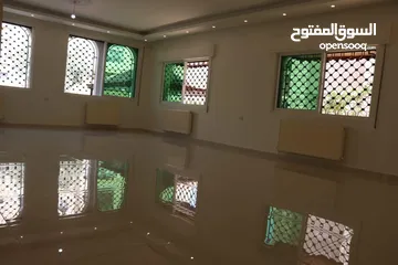  5 فيلا/بيت للبيع من ثلاث طوابق مساحة البناء 700متر مربع مساحة الارض600م2