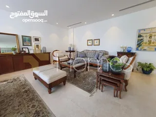  18 فيلا مع مسبح للبيع في طريق المطار بمساحة بناء 940م