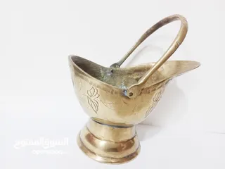  19 وعاء تقليدي مصنوع يدويا يستخدم لحمل الفحم أو الحطب مزخرف برسومات أنتيك قديم جدا لون ذهبي