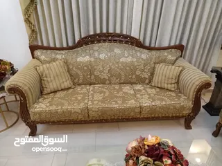  2 بيع  طقم ضيوف عشره مقاعد مكون من ثلاثيه ومجوزتين وثلاث مفارد استعمال قليل.مع برادي عدد2 عرض 290