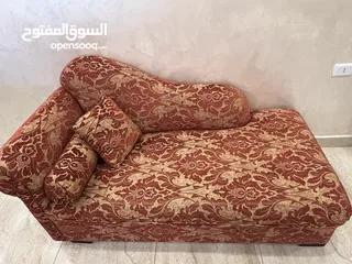 7 طقم كنب مستعمل للبيع مع هدية طاولة وسط و سجادة في الزرقاء