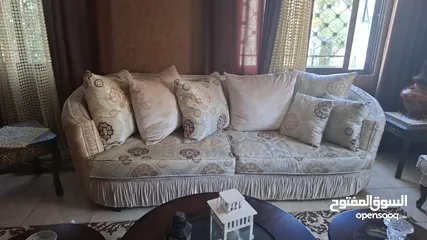  3 كنب فاخر كلاسيكي بحالة ممتازة – مريح وراقي!