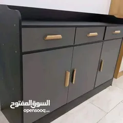  5 وصف الخزانة الحديثة   خزانة عصرية أنيقة تجمع بين التصميم العملي واللمسة الجمالية، مصنوعة بجودة عالية
