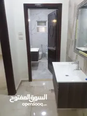  30 فيلا/بيت للبيع من ثلاث طوابق مساحة البناء 700متر مربع مساحة الارض600م2