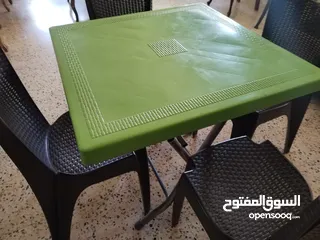  2 طاوله صغيره مع 4 كراسي