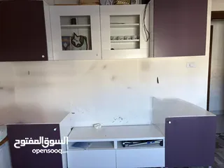  1 بوفيه خشب موديل ايكيا شبه جديد تفصيل لونين النهدي والأبيض