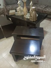  4 طاولات وسط 1 حجم كبير معها 4 سيرفيس 2 كبير و 2 صغير